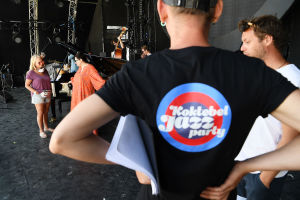 Певицы Лариса Долина (слева) и Хибла Герзмава во время подготовки к выступлению на фестивале Koktebel Jazz Party в Коктебеле