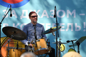 Музыкант Органного трио Владимира Нестеренко выступает на Волошинской сцене на Международном джазовом фестивале Koktebel Jazz Party – 2020 в Крыму