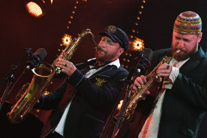Участники группы Bril Brothers выступают на Международном джазовом фестивале Koktebel Jazz Party – 2020 в Крыму